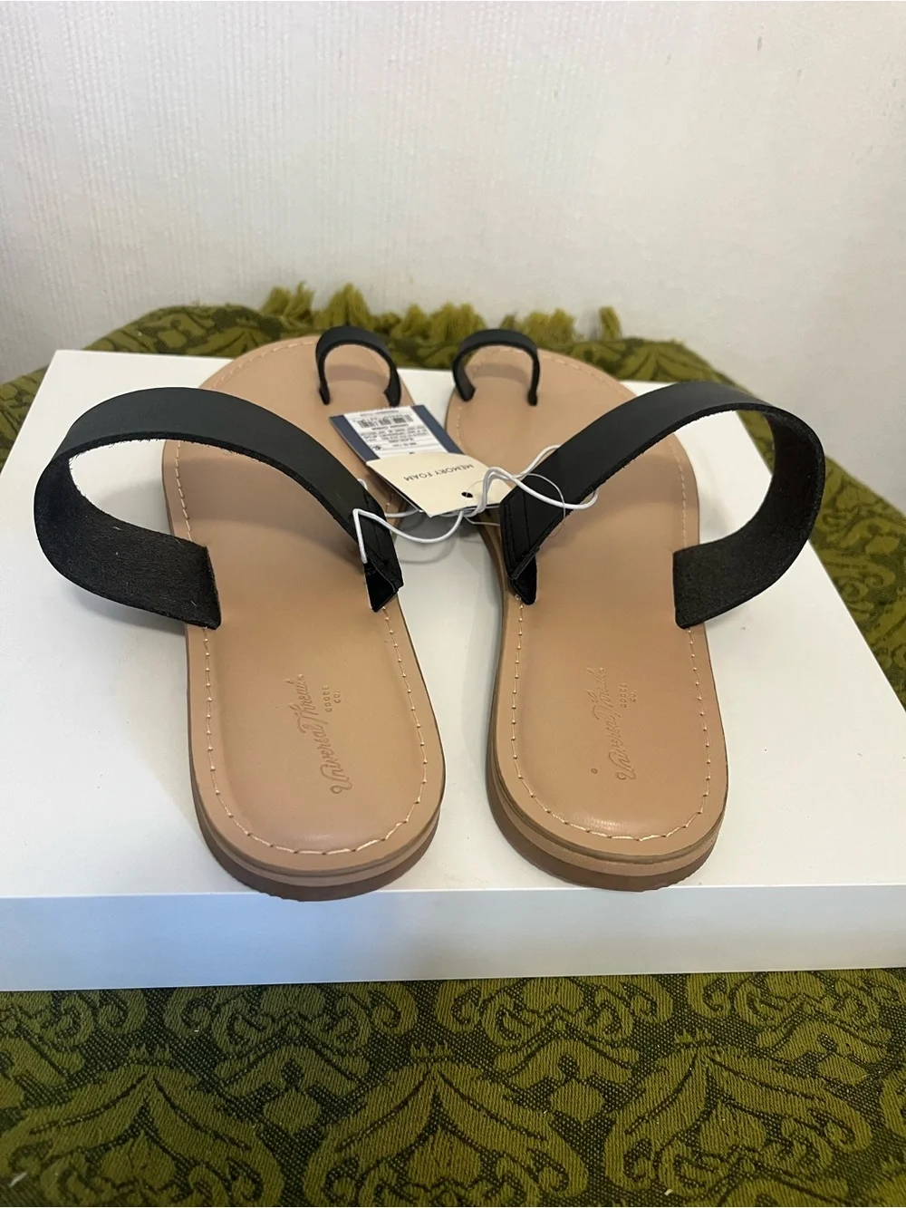 Universal Thread Black Strap Toe-Ring Sandals with Tan Footbed size 8